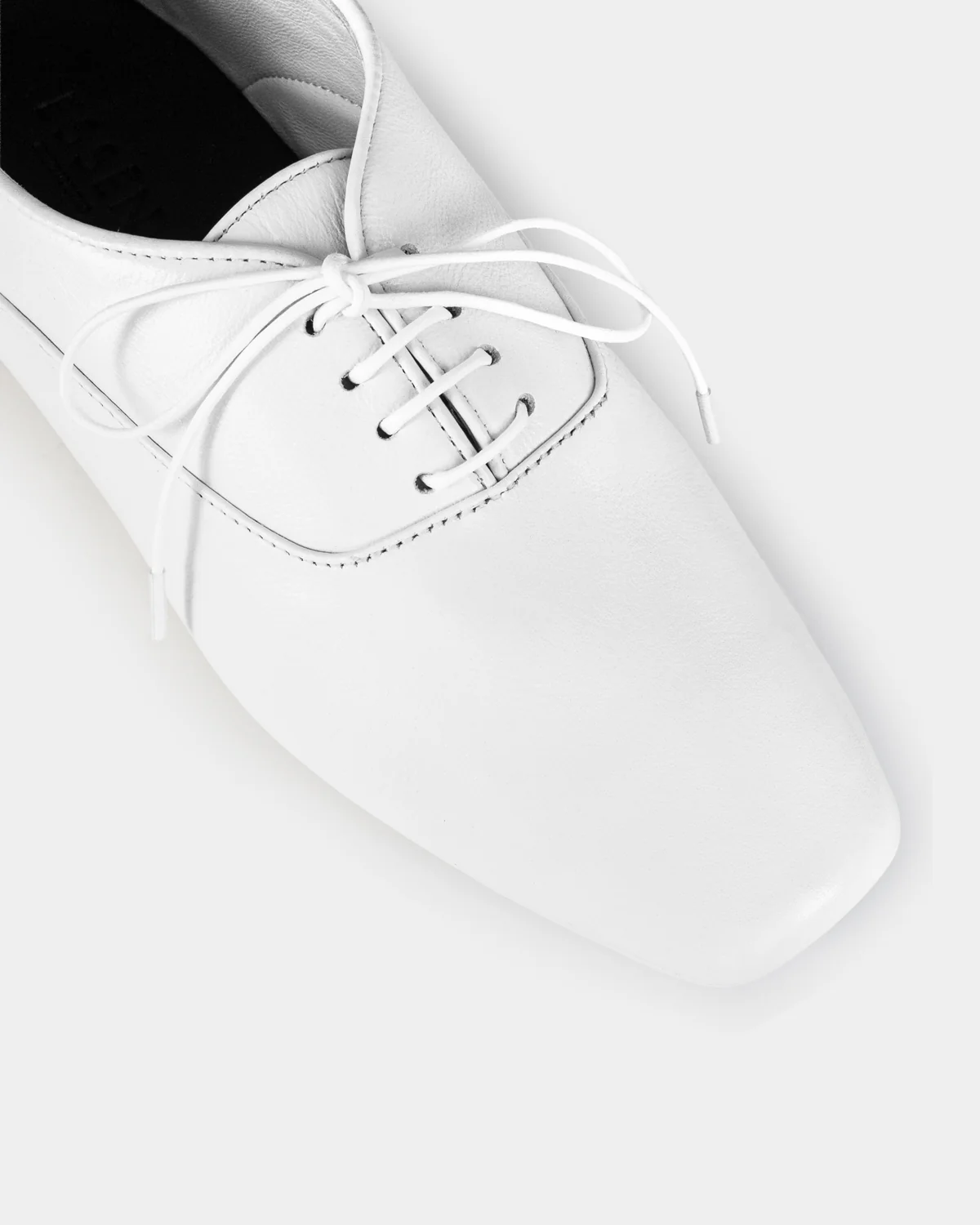 The Derby Driver - White - Image 7
